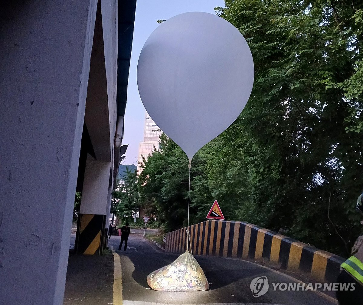 This photo, provided by the Incheon Fire Service, shows a Norean Korean balloon carrying trash found in Incheon, 27 kilometers west of Seoul, on June 2, 2024. (PHOTO NOT FOR SALE) (Yonhap) 