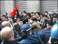Chinese migrants clash with Italian police in Milan's Chinatown district