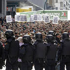Agentes antidisturbios durante una manifestación de estudiantes en Pamplona contra la subida de tasas y los recortes.