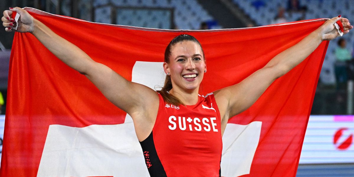 Angelica Moser jubelt mit Schweizer Fahne.