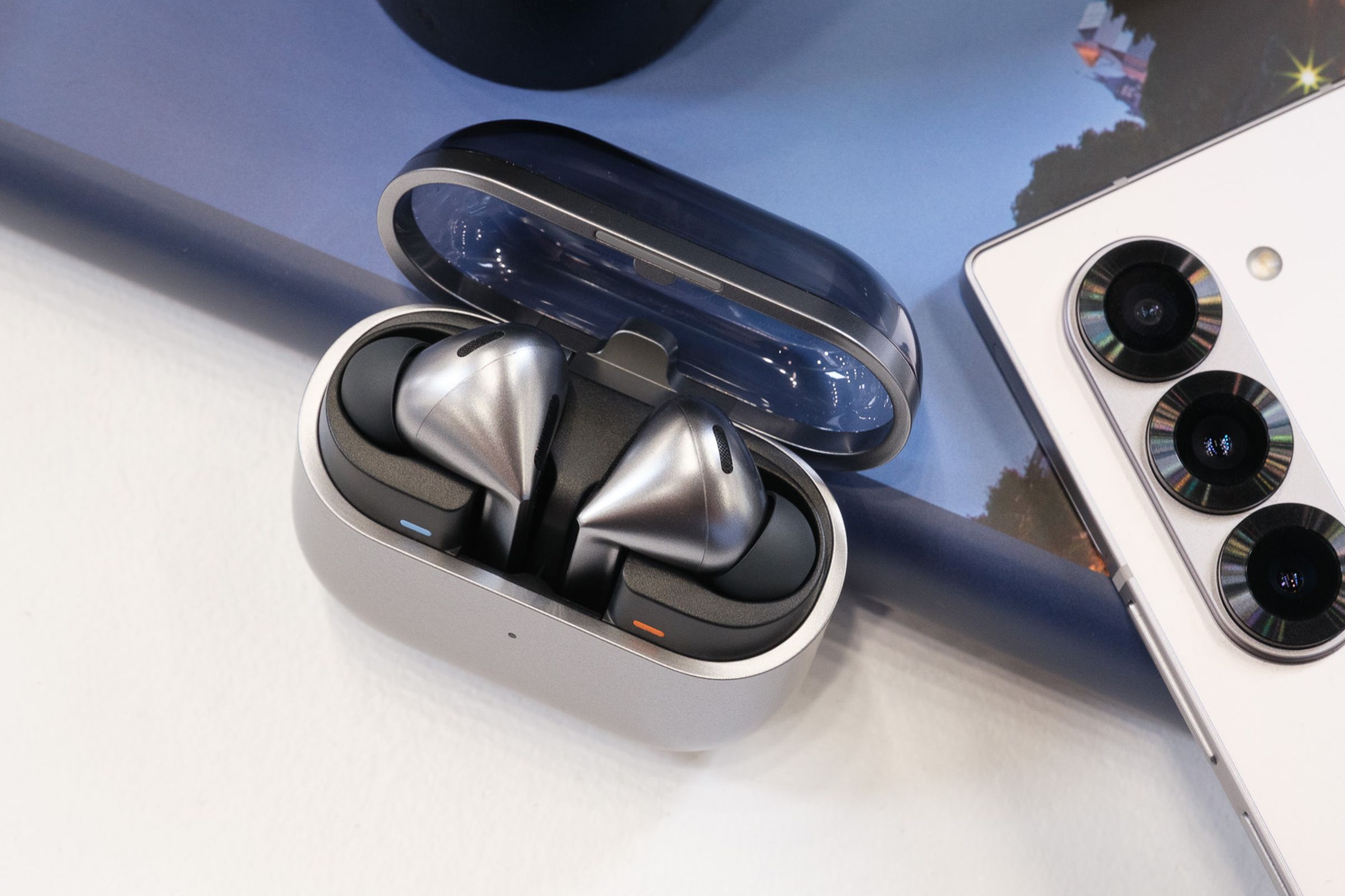 A hands-on product photo of Samsung’s Galaxy Buds 3 / Galaxy Buds 3 Pro.
