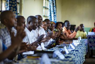 Community consultation in Lukolela, Democratic Republic of the Congo. Photo: Ollivier Girard/CIFOR, Flickr