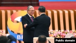 Kazakh President Qasym-Zhomart Tokaev (left) with Chinese President Xi Jinping at a meeting in 2023.