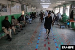 Afghan men practice walking with artificial limbs at an orthopedic hospital supported by the International Committee of the Red Cross in Kabul. (file photo)