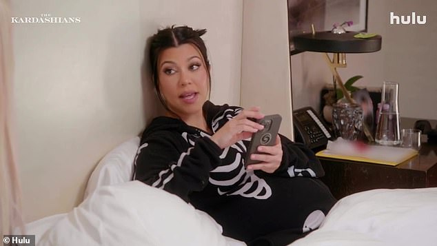 The segment opened with the two looking at old photos of themselves in bed when Kourtney announced that she'd had a contraction, so they headed to the hospital