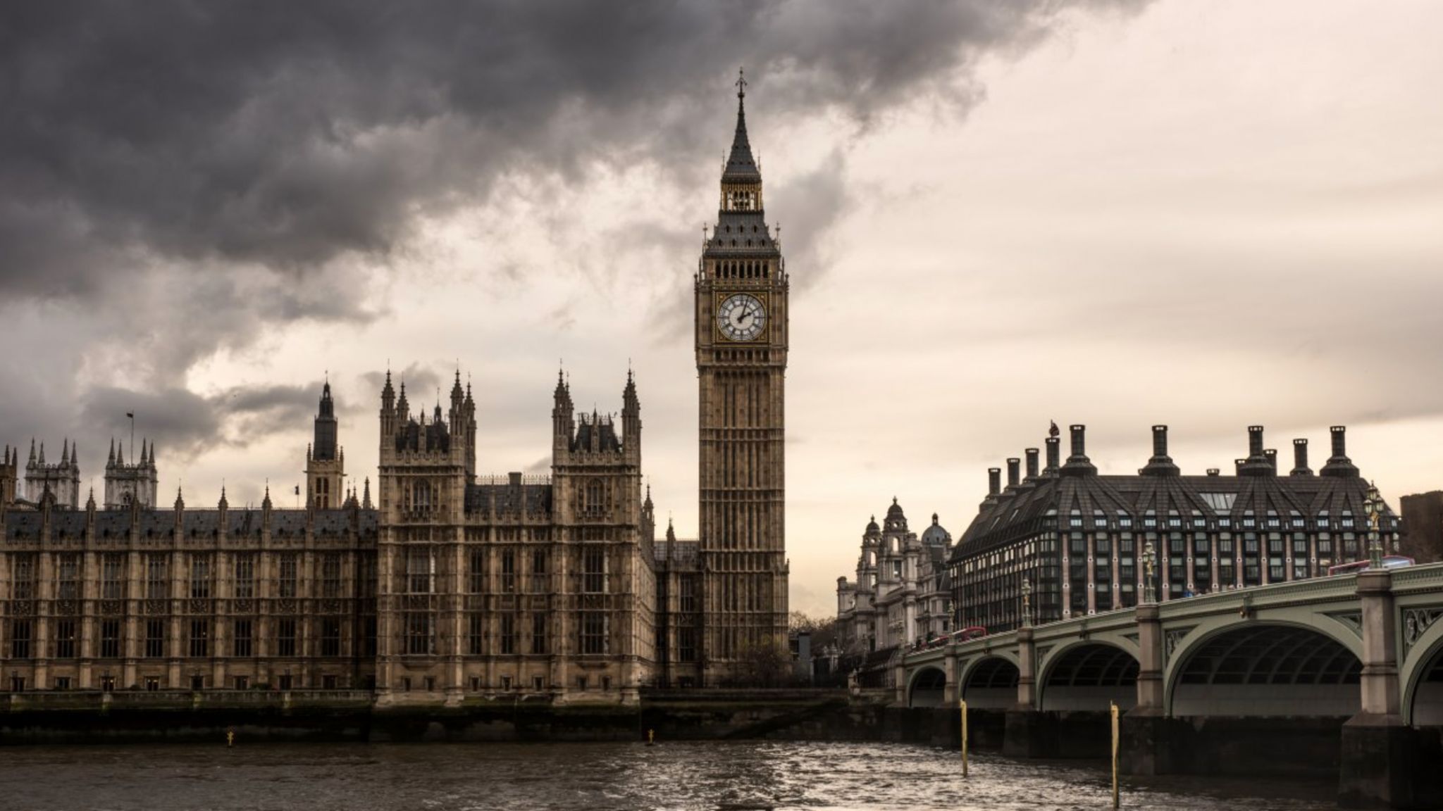 The Houses of Parliament and Big Ben under thick dark clouds.
