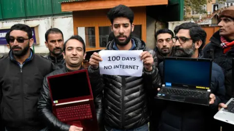 Getty Images Kashmiri journalists protest against the continuous internet blockade for 100th day out Kashmir press club , Srinagar, Indian Administered Kashmir on 12 November 2019.
