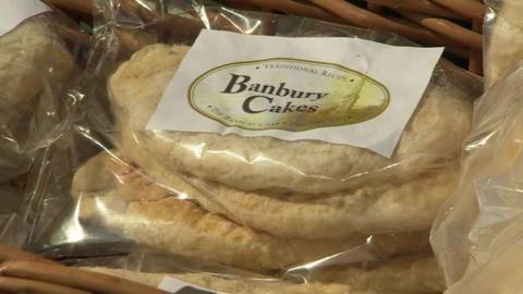 A package of Banbury Cakes wrapped in plastic package in a basket. The label reads "Traditional recipe"