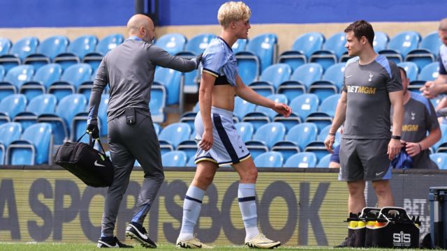 Lucas Bergvall goes off injured against QPR