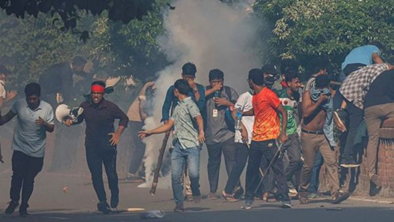 People run as police fire teargas during a coffin rally of anti-quota protesters at the University of Dhaka, a day after the clash with Bangladesh Chhatra League, the student wing of the ruling party Bangladesh Awami League, and anti-quota protesters, in Dhaka, Bangladesh, July 17, 2024. (REUTERS)