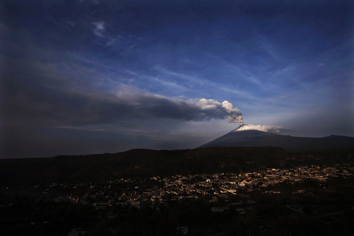  The Popocatepetl volcano spews ash and steam, as seen from Santiago Xalitzintla, Mexico, May 24, 2023. (AP Photo/Marco Ugarte) 