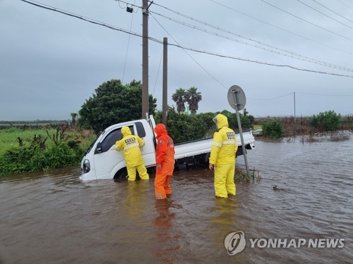 Heavy rainfall soaks Jeju; 30 flights to, from Jeju canceled