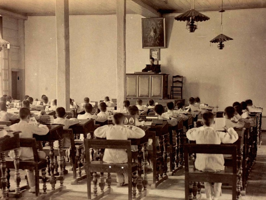 A scanned image from a physical photo album shows a black and white image of a school class which is then outlined in red.