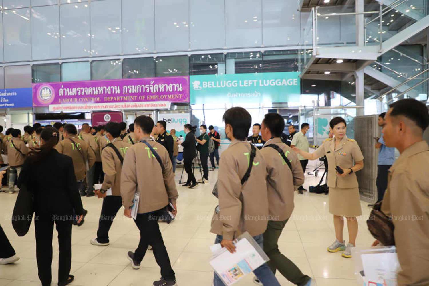Thai workers prepare to board a flight to Israel at Suvarnabhumi airport on June 25. The House's foreign affairs committee has urged the Foreign Ministry to speed up renewing passports for Thai workers in South Korea. (Photo: Varuth Hirunyatheb)