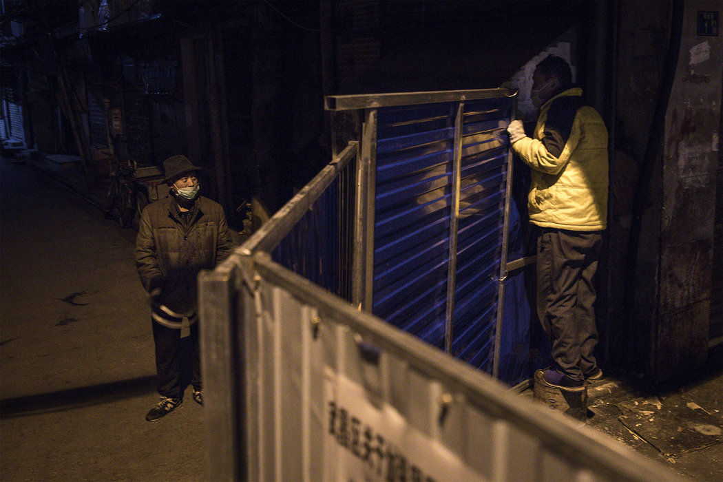 武汉一个居民小区筑起临时路障。