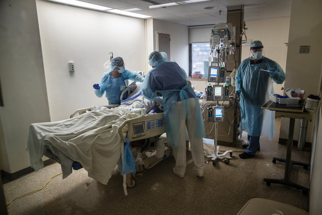 上个月，医生在布鲁克林医院中心的外科重症监护室救治一名冠状病毒患者。