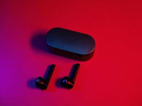 Best noise cancelling truly wireless earbuds under ₹6,000 in India