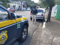 PRF prende casal de estelionatários em Caxias do Sul e recupera veículo adquirido pelo golpe do falso depósito