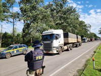 PRF e DNIT liberam 137 caminhões que estavam isolados em Itaara/RS