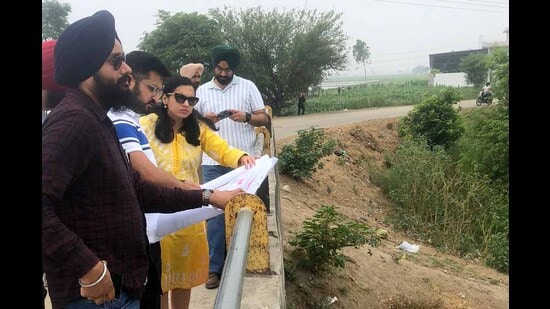 DC Sakshi Sawhney inspecting flood vulnerable points and cleaning of drains in various areas of Ludhiana on Sunday. (HT Photo)