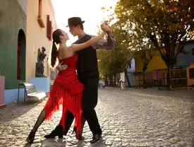 Los dos bailan el tango.